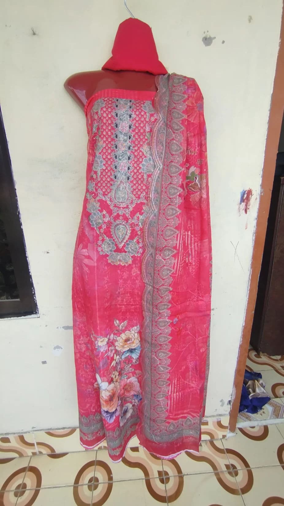 কটন বারিশ এমব্রয়ডারি প্লাস সিকুয়েন্স কাটওয়ার্ক থ্রি-পিস thumbnail