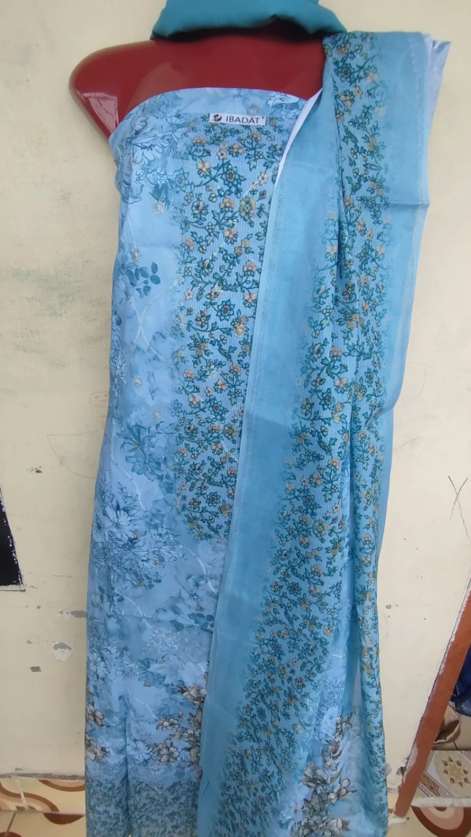 অলওভার ইন্ডিয়ান সিকুয়েন্স থ্রি-পিস